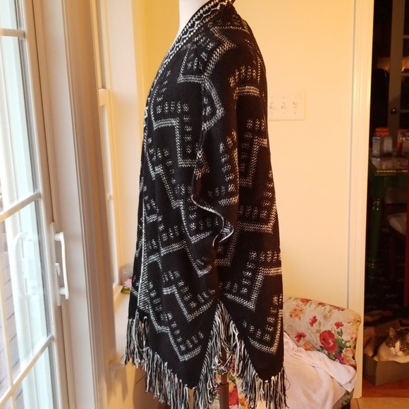David & Young  🦓Black and White ZigZag Fringe Cape - Picture 4 of 9